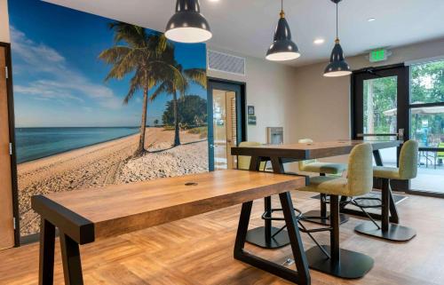 奥蒙德海滩Extended Stay America Premier Suites - Daytona Beach - Ormond Beach的一间设有桌子并享有海滩美景的用餐室