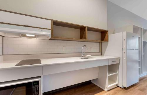 West MelbourneExtended Stay America Premier Suites - Melbourne - I-95的白色的厨房配有水槽和冰箱