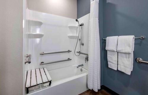 麦迪逊Extended Stay America Suites - Huntsville - Madison的浴室配有浴缸、淋浴和毛巾。