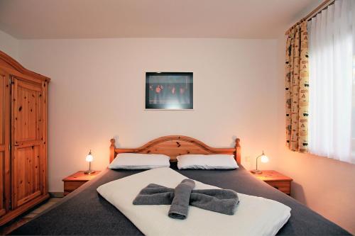 欧巴德伍斯图Appartementhaus "Susanne", Wohnung Seehund的一间卧室配有一张床,上面有两条毛巾