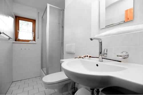 欧巴德伍斯图Appartementhaus "Susanne", Wohnung Seehund的白色的浴室设有水槽和卫生间。