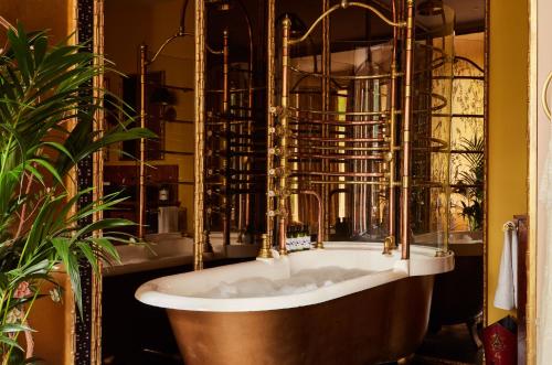 伦敦波特贝拉酒店的带浴缸的浴室