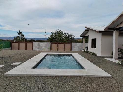 拉克鲁斯Villas Brisas de Soley的一座房子旁的院子内的游泳池