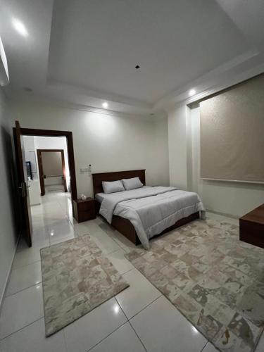 Abḩur al Janūbīyahشقة بغرفتين نوم وصالة بالمحمدية的一间卧室,卧室内配有一张大床