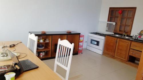 普拉亚House Cidadela的厨房配有带笔记本电脑的桌子