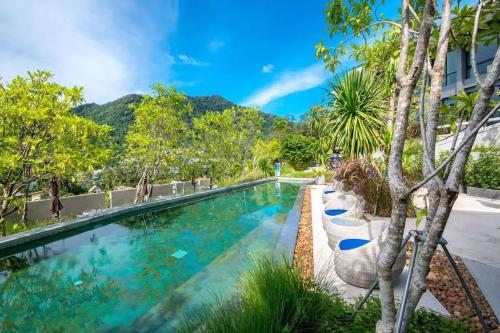 卡马拉海滩360* Ultimate Penthouse Entire TOP FLOOR and RESORT with GREAT AMENITIES的一座树木和山脉环绕的游泳池