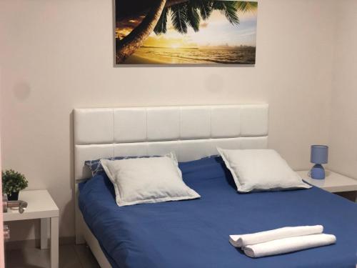 Midrakh ‘Ozסוויטת מגידו的一间卧室配有蓝色的床和2个白色枕头