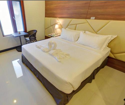 San RafaelHacienda Angelita Nature Farm and Resort的一间卧室配有一张带两个天鹅的床