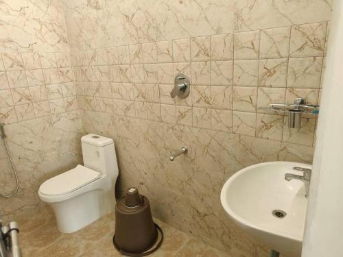蒂鲁瓦纳马莱Wind Chimes的一间带卫生间和水槽的浴室