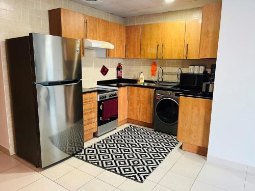 迪拜Amazing 1 bedroom apt in Marina的厨房配有不锈钢冰箱和洗碗机