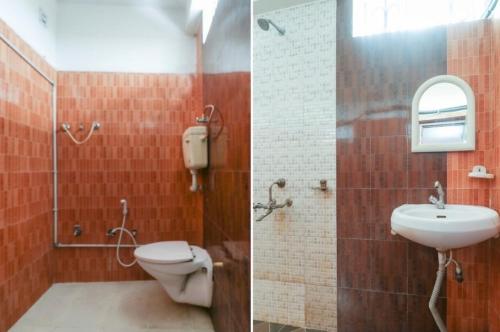 KahalgaonHotel Nilay & Banquet (Vivah Bhawan)的浴室的两张照片,配有卫生间和水槽