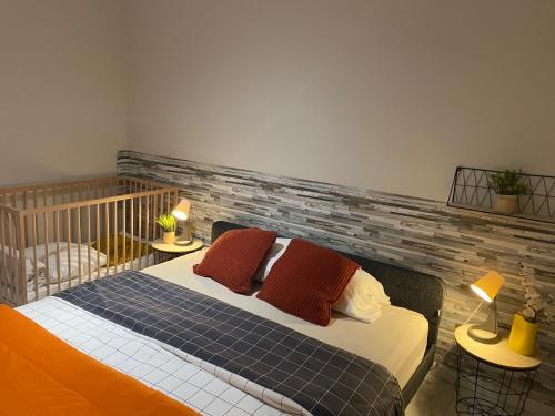 蒙蒂茹Elegance to close from Lisbon!的一间卧室配有一张床和两张台灯。