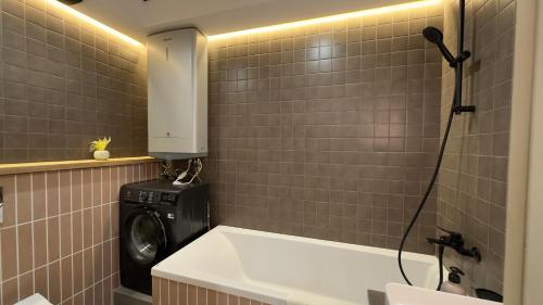 第聂伯罗2 room Modern Apartment的一间带洗衣机和洗衣机的浴室
