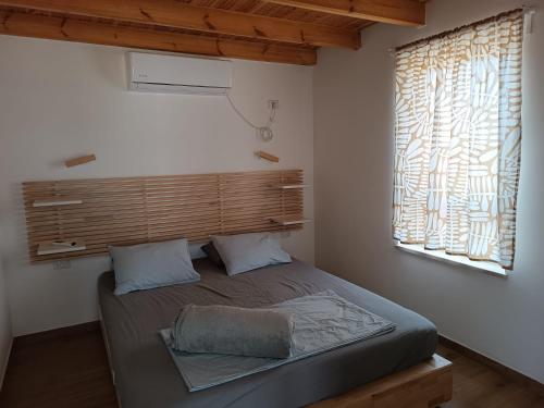 Idanבריזה במדבר的一间卧室设有一张大床和窗户