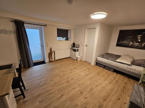 杜塞尔多夫Apartment Tanne的客厅设有床和大窗户