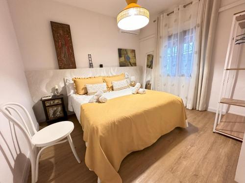 孔苏埃格拉Casa Entre Molinos的一间卧室配有一张带黄色毯子的大床