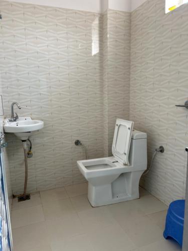 KhātuPrem Bhawan Guest House的一间带卫生间和水槽的浴室