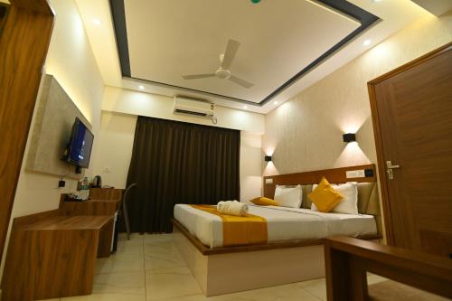 门格洛尔Aurelia Comforts - Deralakatte的酒店客房设有两张床和电视。