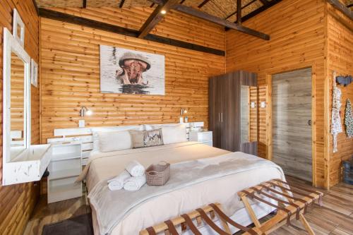 比勒陀利亚Abendruhe Lodge的卧室配有一张木墙内的大床