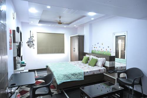 GannavaramAnyhour Stay的一间卧室配有一张床和椅子