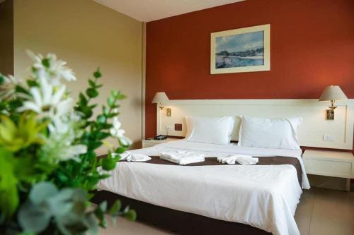 素叻Nipa Garden Hotel的酒店客房带一张大床,带白色床单
