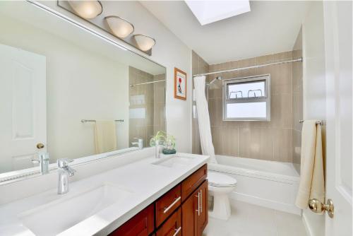 伯纳比Welcome Home的一间带水槽、卫生间和镜子的浴室