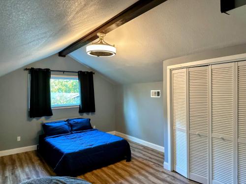 奥斯汀Rooms at The Blue House的一间卧室设有蓝色的床和窗户。
