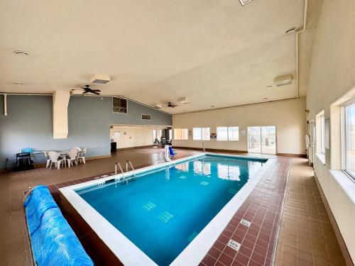 蒙特罗斯Stay Wise Inns of Montrose的大房间的一个大型游泳池