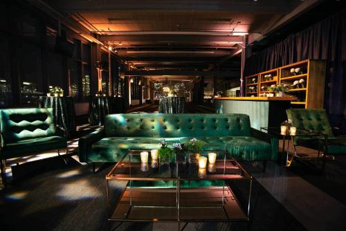 乌兰巴托level 77的客厅配有绿色沙发和桌子