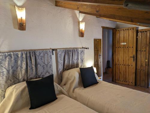 马拉加Casa KiSi Cottage, Rural Boutique Bed & Breakfast的一间卧室,配有两张床