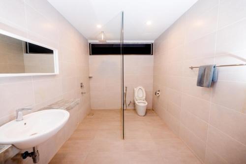 瓜埠Rebungan Resort Langkawi的一间带水槽和卫生间的浴室
