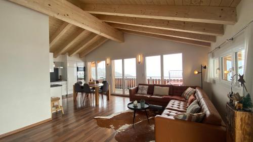贝特默阿尔卑Bergquelle Dachwohnung的客厅配有沙发和桌子