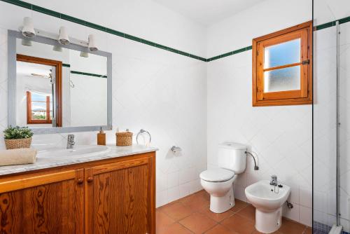 福尔内利斯普拉亚斯德弗奈尔别墅的一间带卫生间、水槽和镜子的浴室