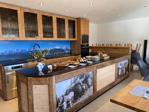 UffingBiohof-Rechenmacher的厨房配有带食物的柜台