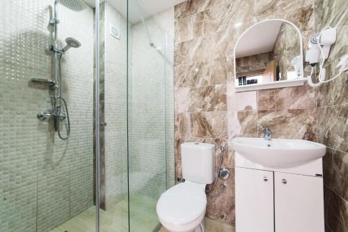 乌尔齐尼Hotel NOBEL Ulcinj的带淋浴、卫生间和盥洗盆的浴室