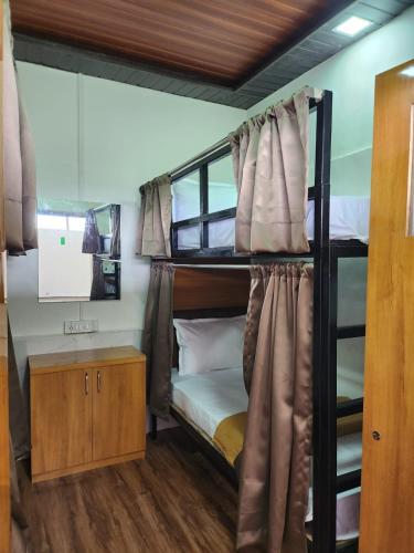 孟买Galaxy Cabin Stay And Dormitory的一间卧室配有两张双层床和镜子