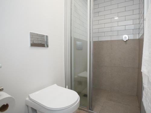乔治103 Le Jardin的一间带卫生间和淋浴的浴室