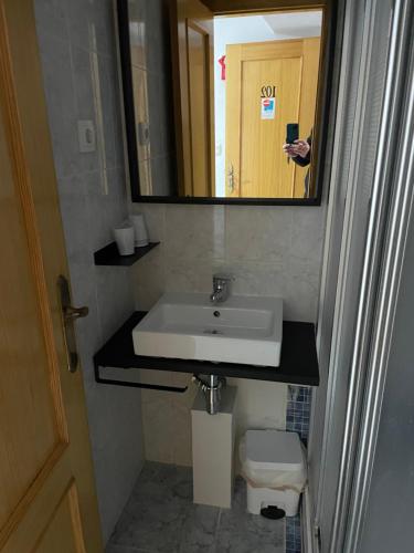 波多黎多德萨贡托艾尔巴赫芬酒店的一间带水槽、镜子和卫生间的浴室