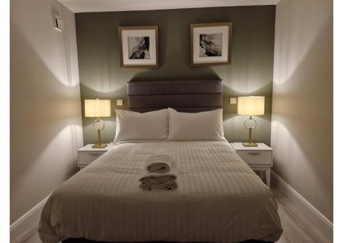 斯莱戈Station Lodge的一间卧室配有一张大床和两盏灯