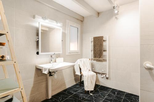 圣特罗让莱班chez Frederique的白色的浴室设有水槽和镜子