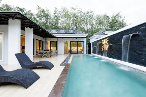 宋卡Nue Hatyai Pool Villa 147的一座房子后院的游泳池