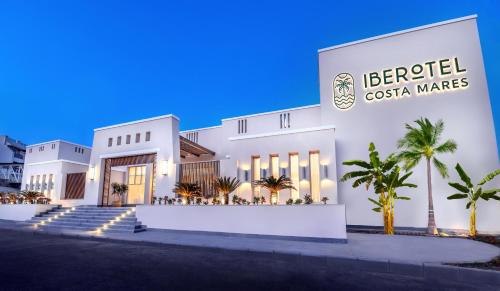 马萨阿拉姆IBEROTEL Costa Mares的一座建筑,上面有酒店标志,有玛利亚斯