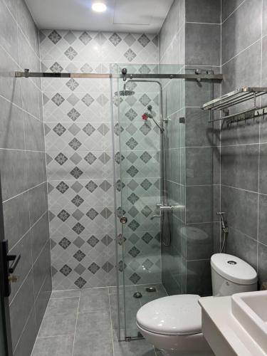 Tánh LinhKHÁCH SẠN HÀ PHƯƠNG的带淋浴、卫生间和盥洗盆的浴室