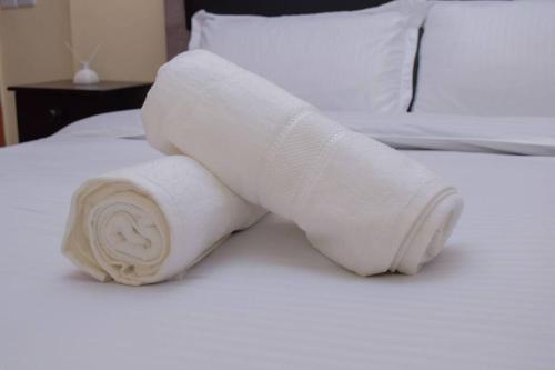 MeruMarvel Homes的床上的白色毛巾