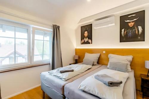 莱茵河畔凯尔Komfortables Doppelzimmer in Kehl Goldscheuer - 1A Guesthouse的带窗户的客房内的两张床