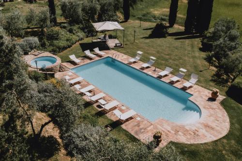 瓦里亚诺Podere Biagio的享有带躺椅的游泳池和游泳池的顶部景致