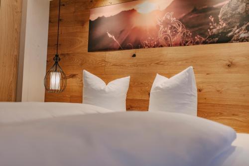 阿亨基希loisi's Boutiquehotel的一间卧室配有带白色床单和枕头的床。