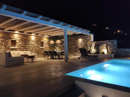 圣斯特凡诺斯Mykonian Luxury Villa Azure w Sea View and Pool的一个带游泳池的庭院
