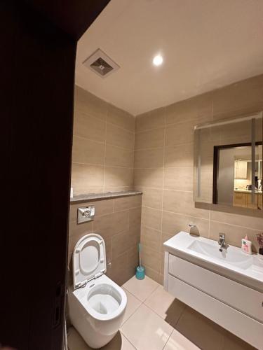 伊斯兰堡Spacious Haven的一间带卫生间和水槽的浴室