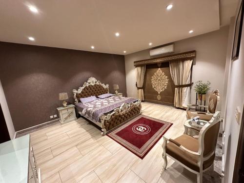 伊斯兰堡Spacious Haven的卧室配有一张床和一张桌子及椅子